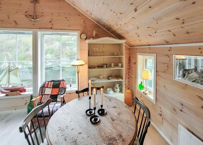 2 Bedroom Cozy In Finnas Holiday home Grutle